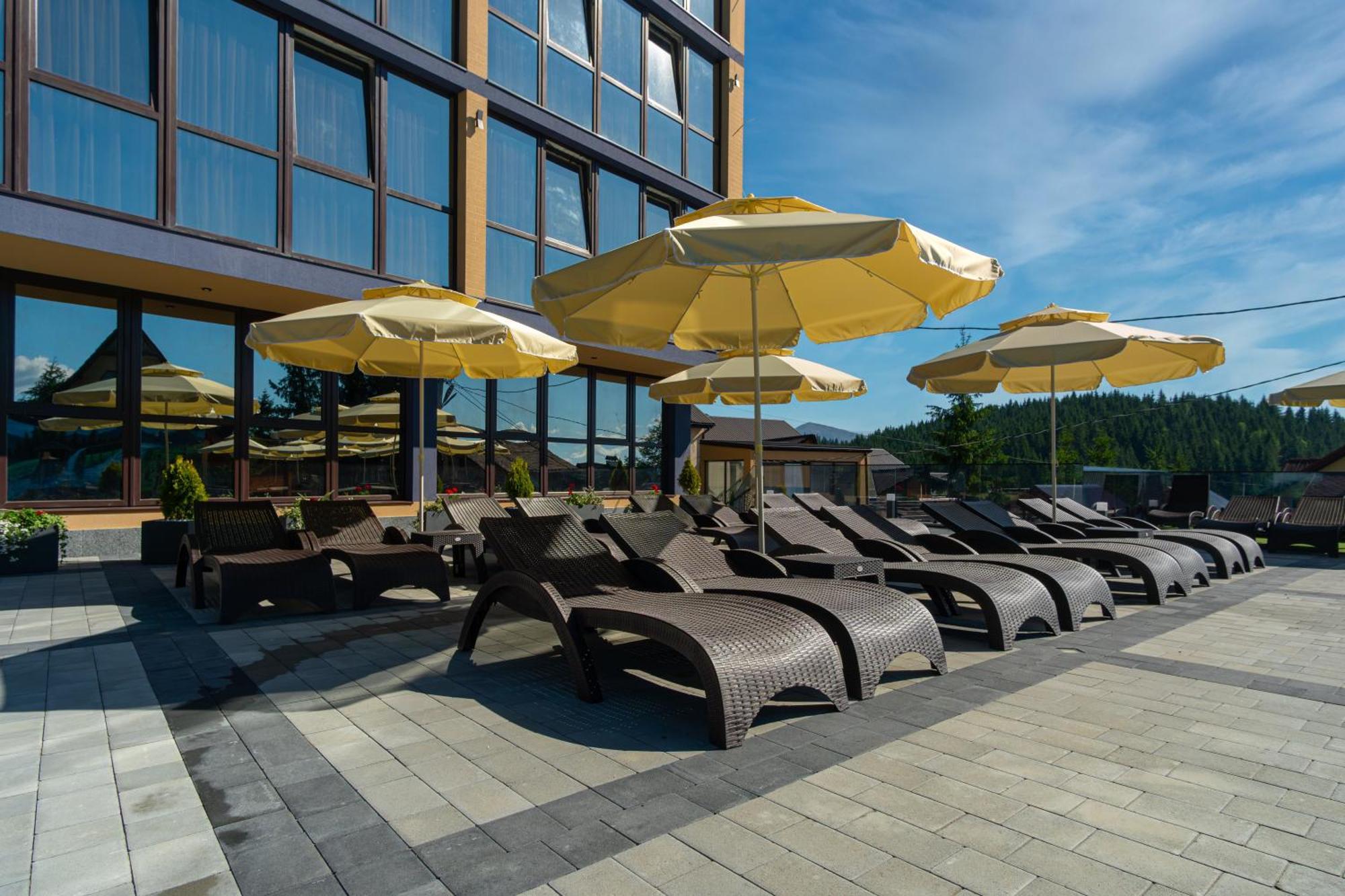 Summit Hotell Jablunytsja Exteriör bild